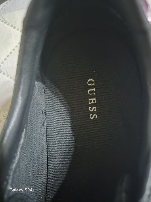 Кецове GUESS с релефно лого