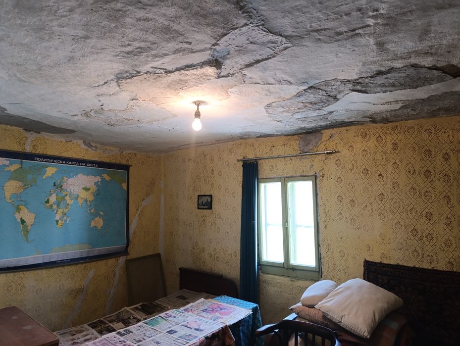 Къща с двор в с.Кътина