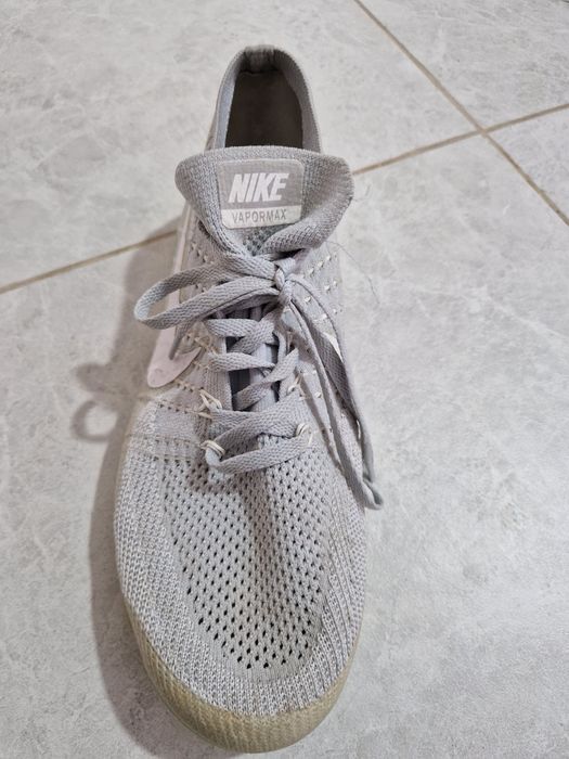 Vând adidași nike