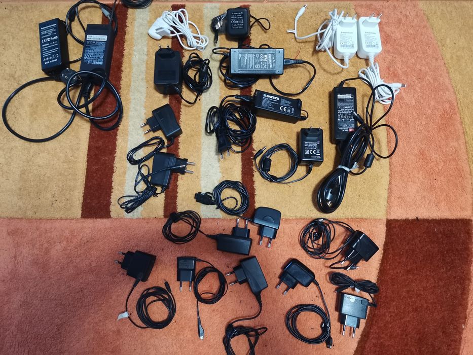 Diferite încărcătoare 12 v /3A, 5v/2A/20v3,5A