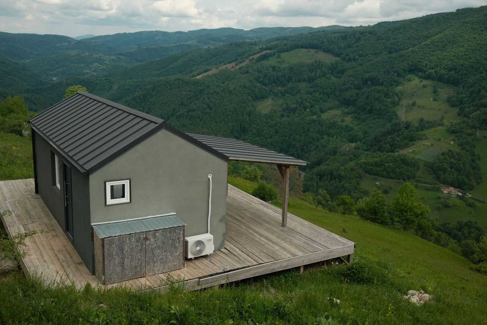 Cabana si teren de vânzare