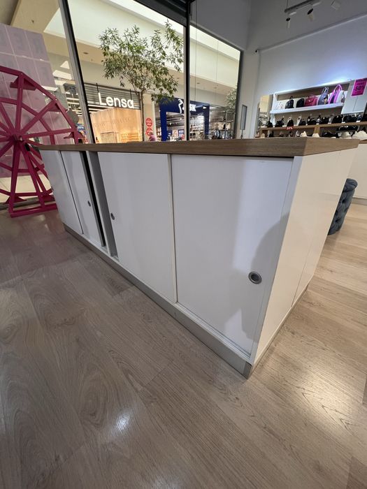 Mobilier complet pentru magazin, făcut la comandă – stare foarte bună