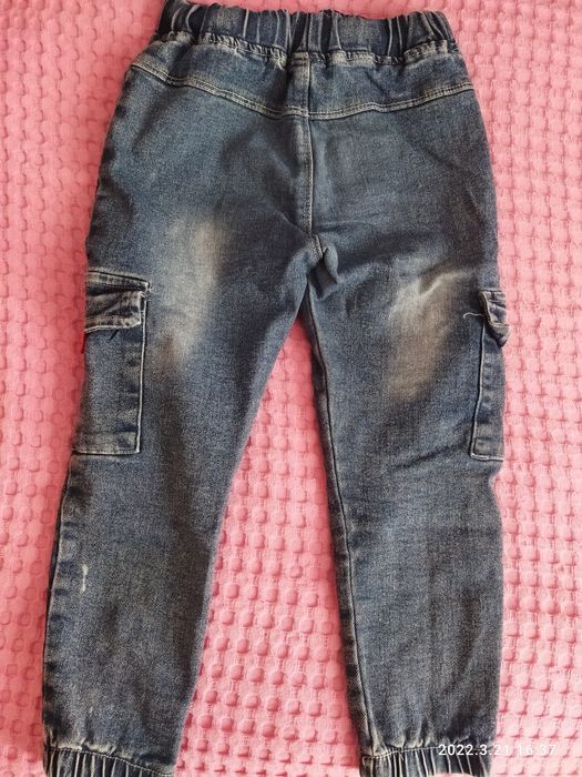 Продам джинсы и шапки на мальчика