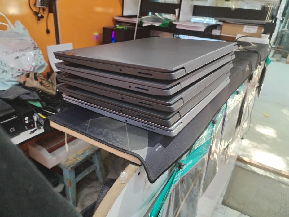 Noutbuklar sotiladi Lenovo