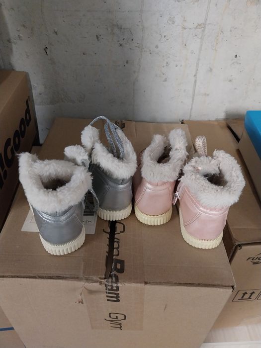 Различни детски обувки с топла подплата.