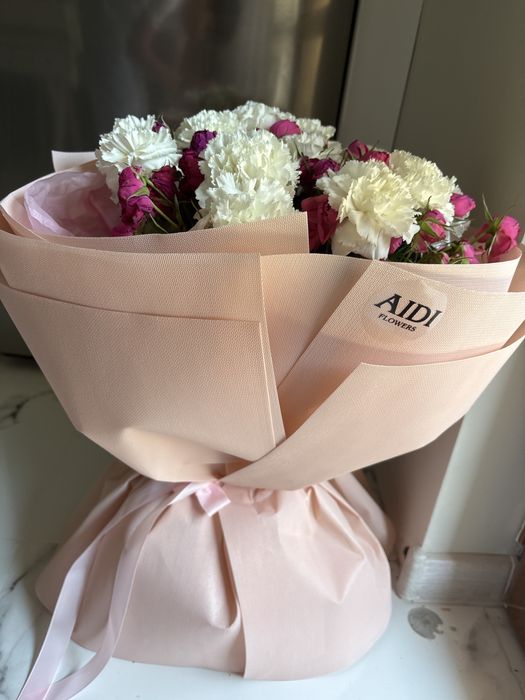 Гвоздики и кустовые розы