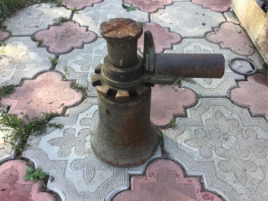 Продам домкраты механические