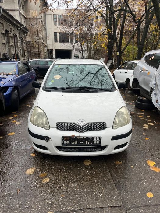 Dezmembrez Toyota Yaris 2005 alb 4 usi benzina VVT-I
