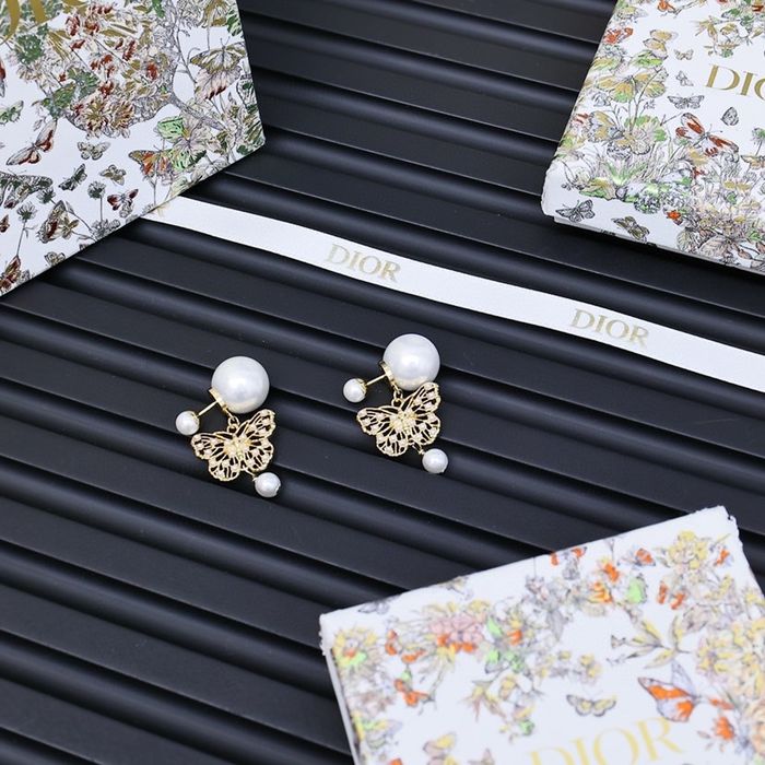 Cercei Christian Dior Tribales au un design delicat cu fluturi aurii decupați, decorați cu perle mici !
