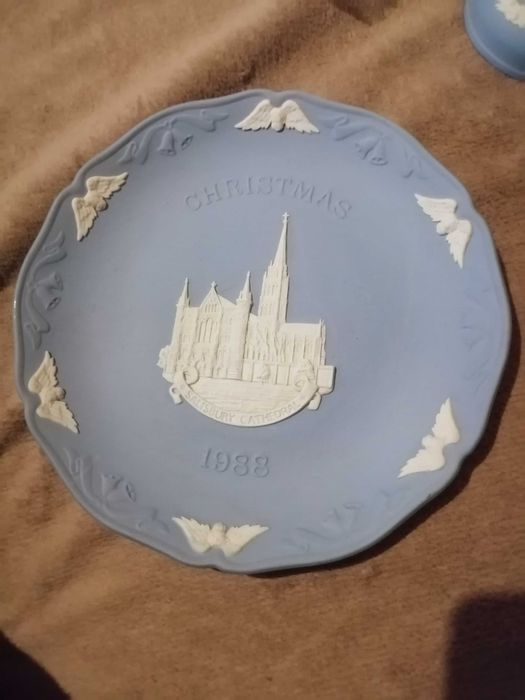 Vand farfurie mare Wedgwood jasper cu model de Craciun.