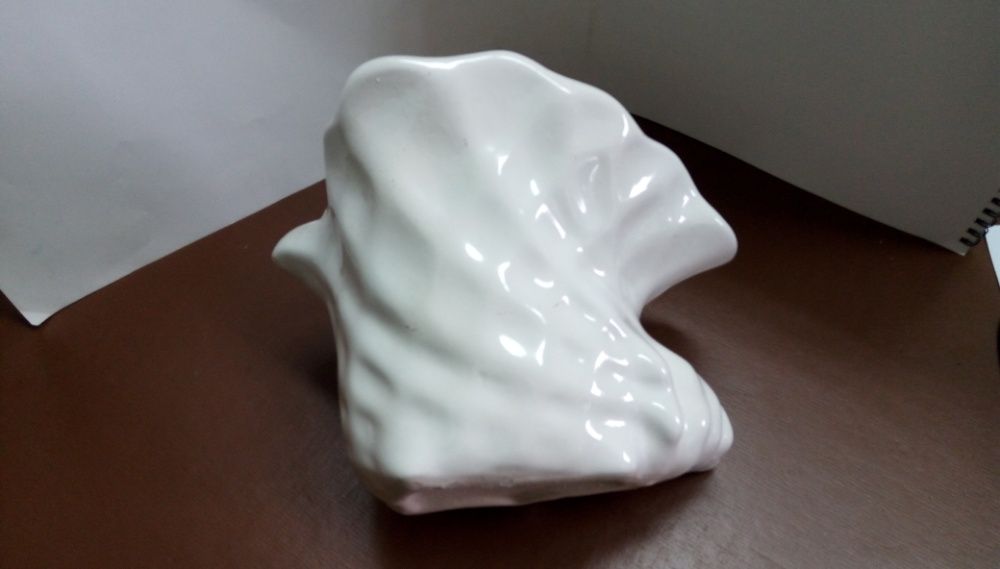 Ваза или декоративна купа с формата на раковина