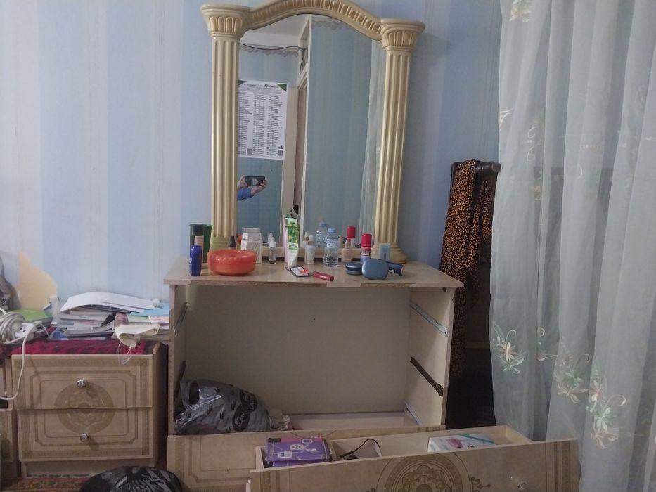 Продаётся  двуспальная кровать и 2 тумбочки и большой тримон