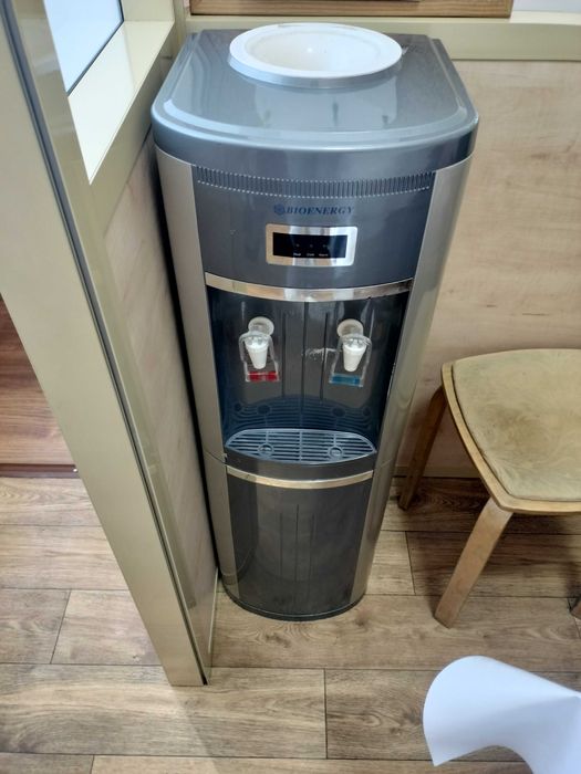 Диспенсер с бутылями