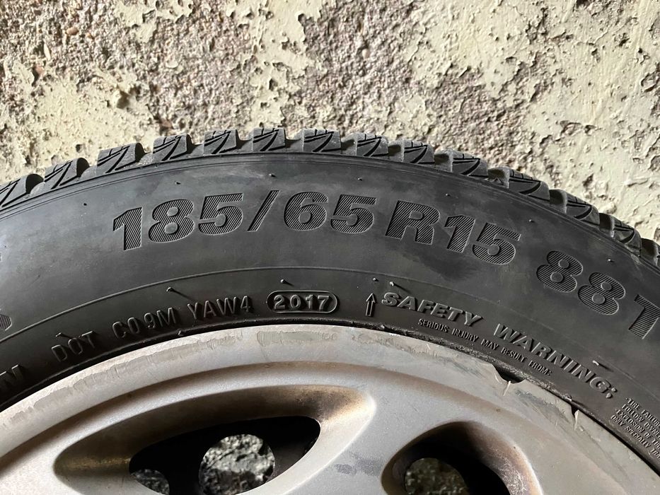 зимни гуми KUMHO 185/65/ 15 4 броя ,с железни джанти и тасове БМВ