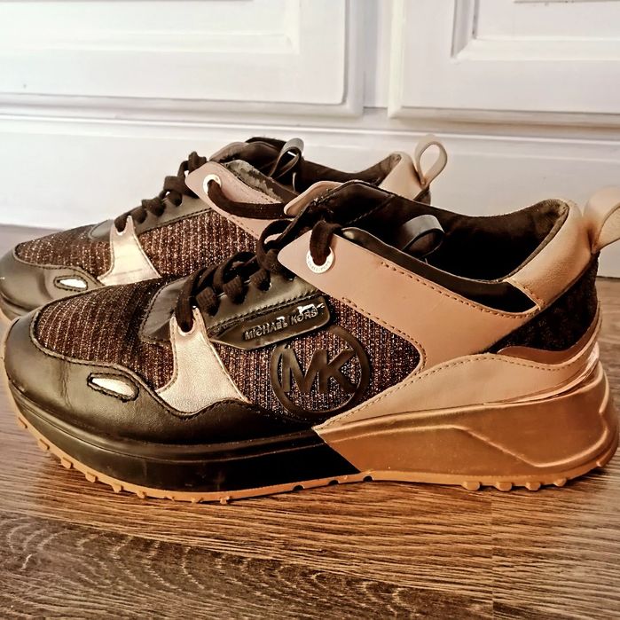 Сникърси Майкъл Корс