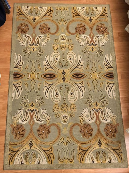 Продается красивый ковёр размером 2 × 1,5 м.