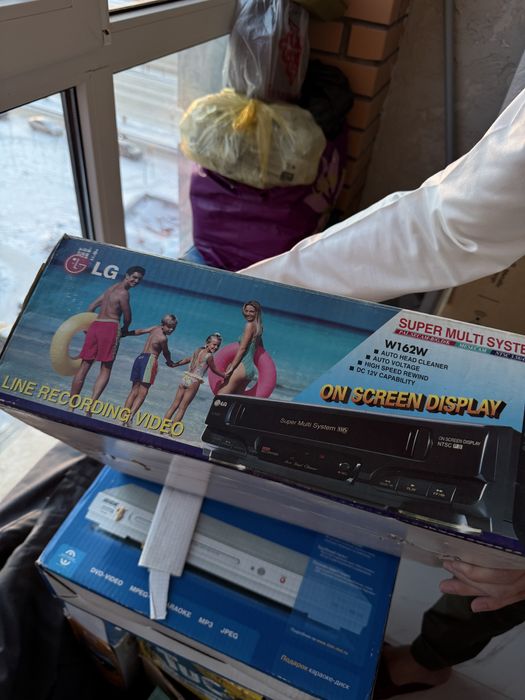 Видеомагнитофон LG W142W (VHS)