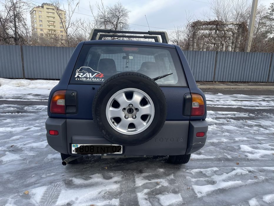 Автомобиль- Rav4.