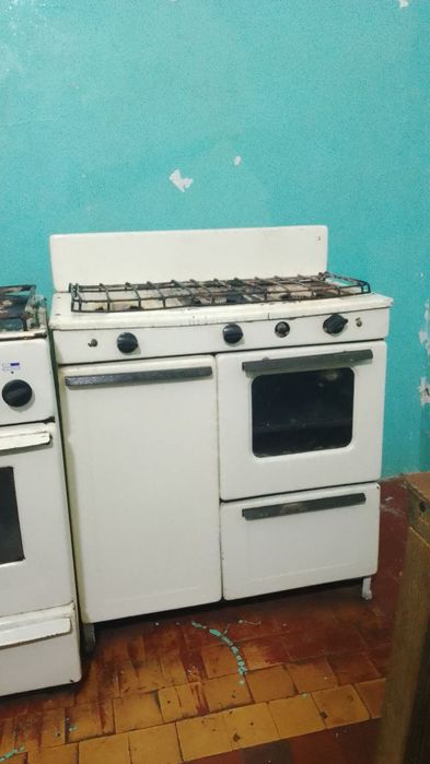 Gaz plita sotiladi narxi ikkalasi 600 ming