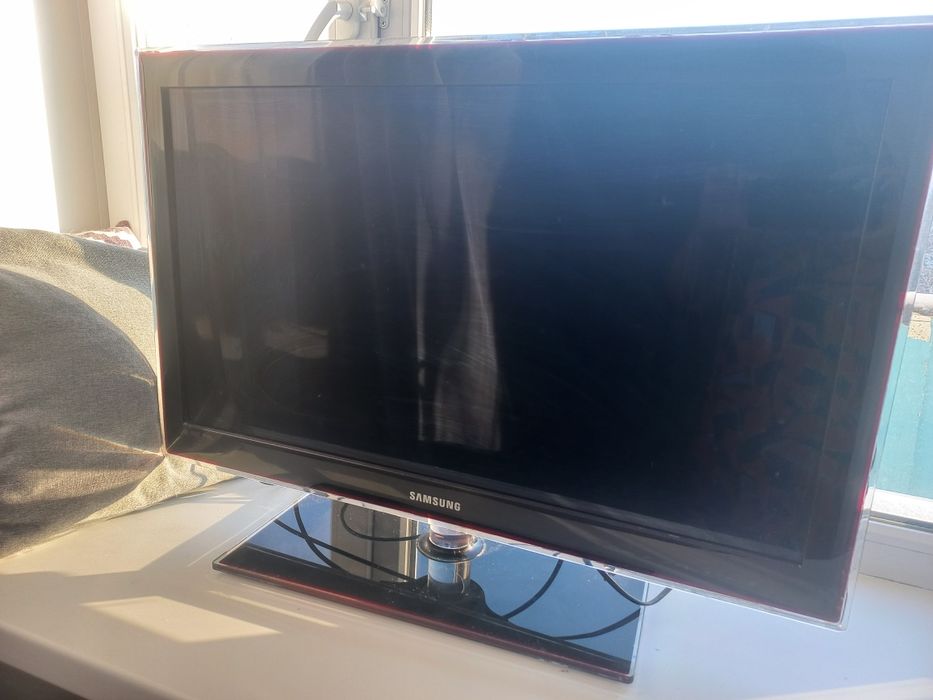 Телевизор Самсунг , диагональ 81