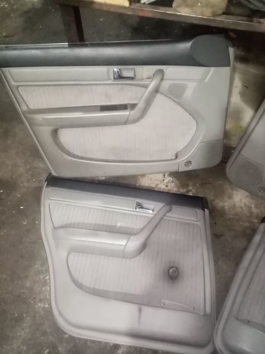 Обшивки дверей на Ауди АС4