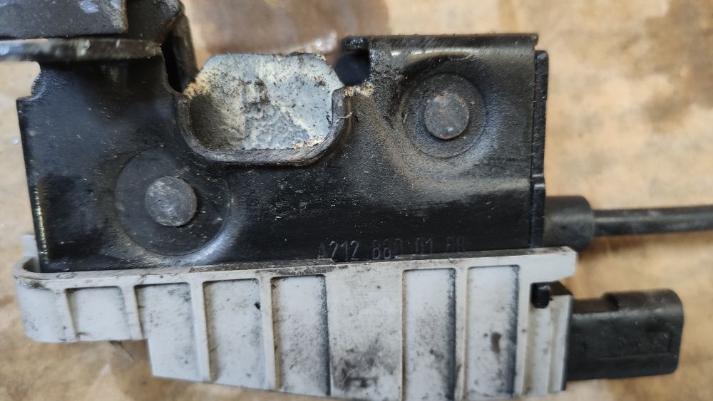 Държач за фар и пластмаси около него за Мерцедес W204 C класа 20015