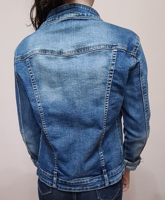 Продам джинсовку для девочки в отличном состоянии