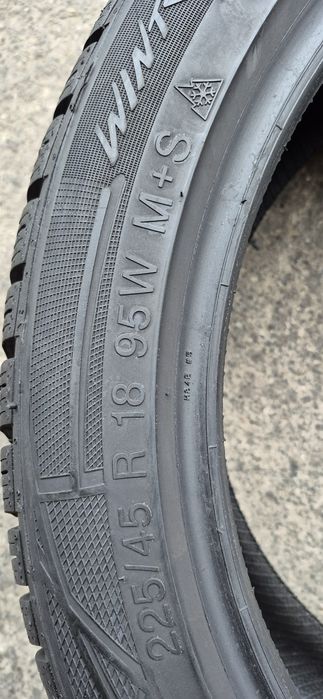 4 anvelope iarna Vredestein,fata 225/45/18,spate 255/40/18.Pret/bucata