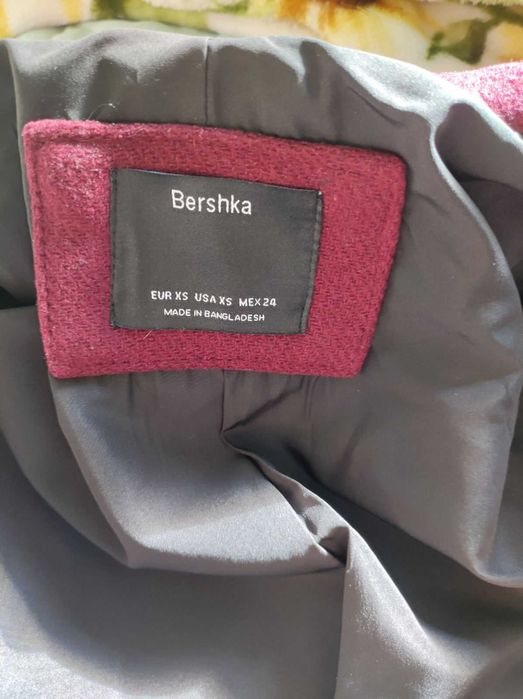 Ново винено червено / бордо палто Bershka