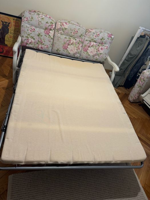 Canapea și fotoliu din lemn masiv.