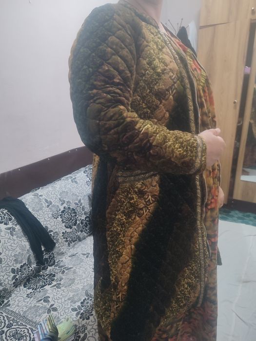 Yangi koja kostyum va ayollar tuni