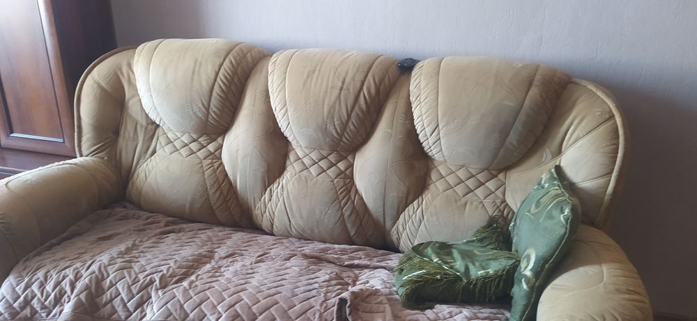 Отдам бесплатно  диван и два кресла. Самовывоз