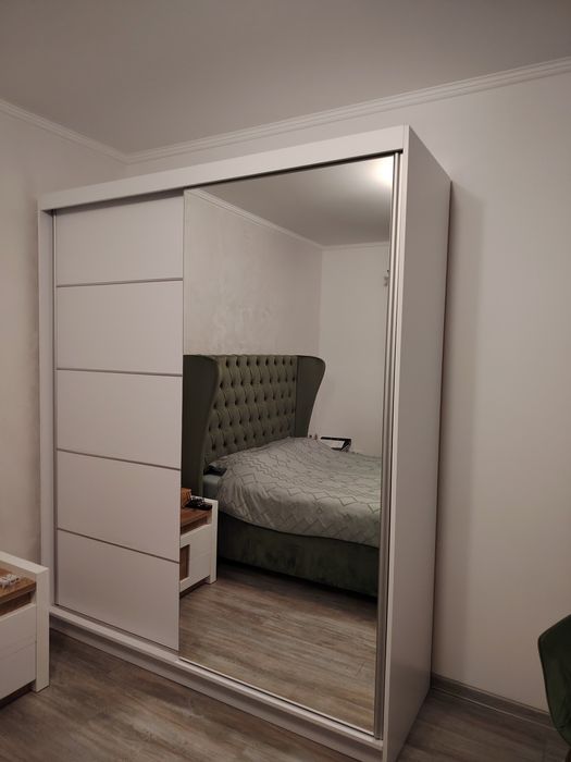 Set 2 noptiere, comodă și dulap haine