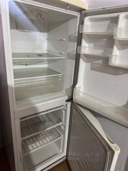 Холодильник сотилади