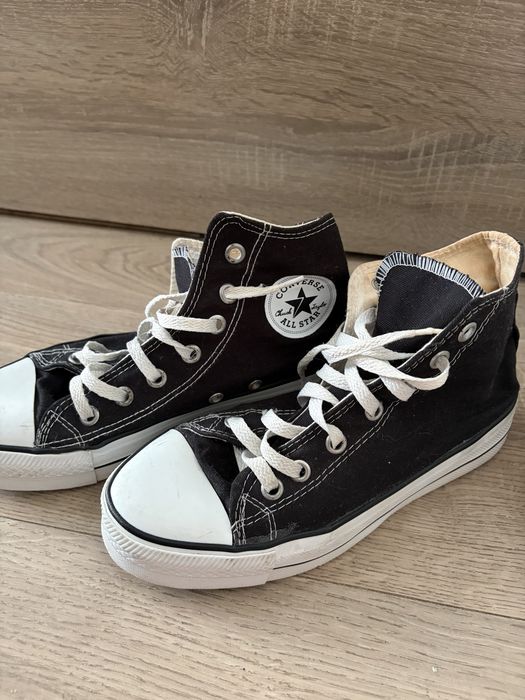 Черни кецове Converse.