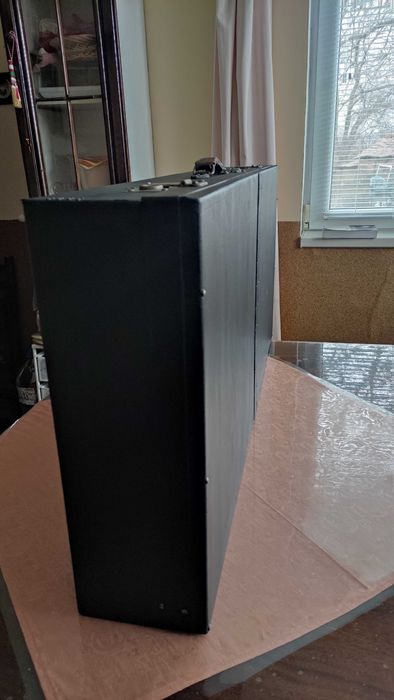 Голям ретро дървен куфар с кожена дръжка