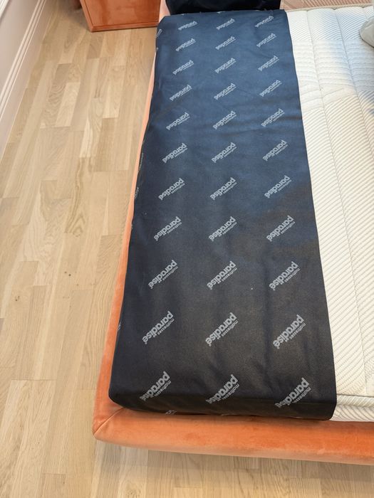 Нови две легла с матраци и нощно шкафче велур