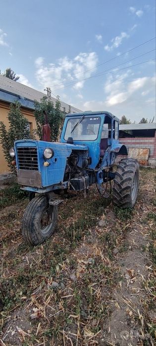 Belarus traktor sotiladi