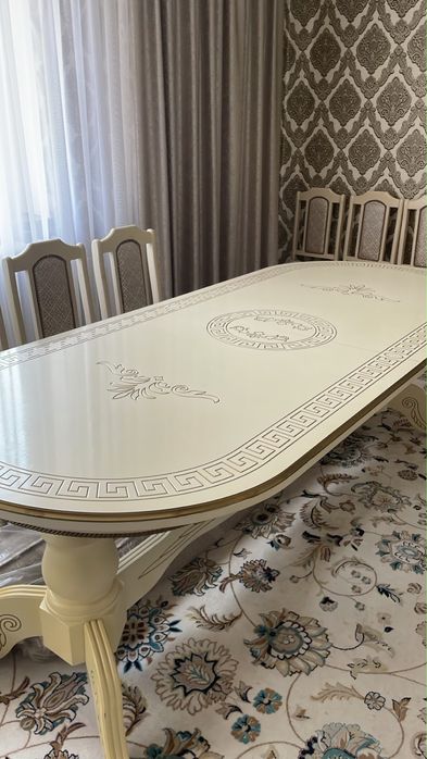 Стол почти новый красивый