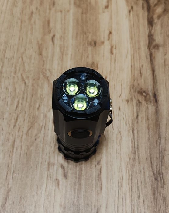 LED компактно фенерче, метално, черно