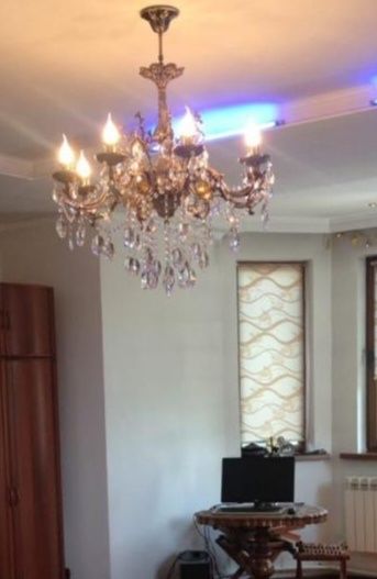Люстра навесная с хрусталиками.