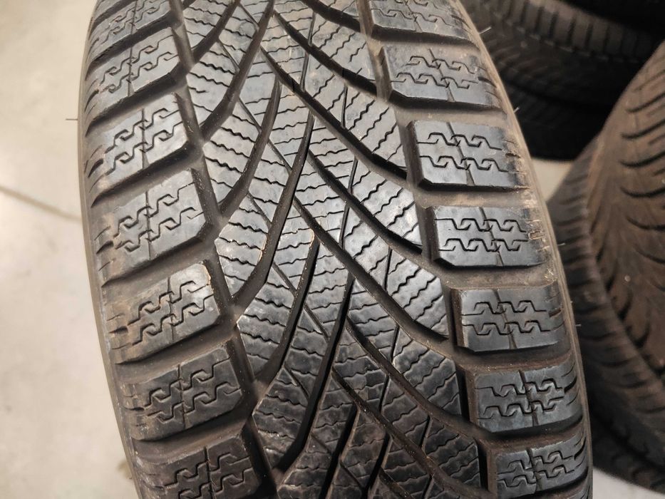 2бр.зимни гуми 195/55/16 Falken