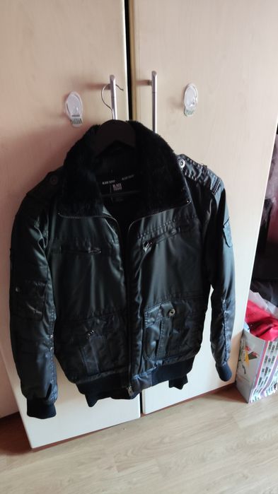 Geacă imitație de piele  Talie mai scurta cu blană neagra Mărime M