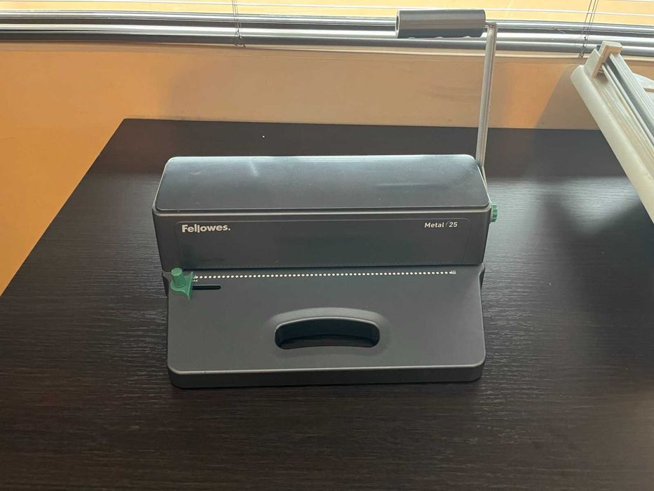 Офис техника-Машина за подвързване Fellowes Metal 25