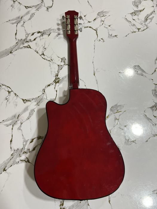 продам Гитару почти новая