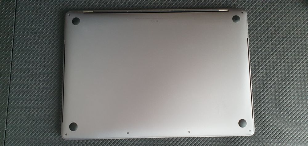 Macbook pro 15 inch 2019 , 77 cicluri incarcare i7 16 gb hard 256