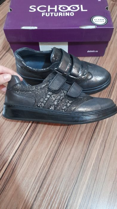 Новые школьные кроссовки на девочку