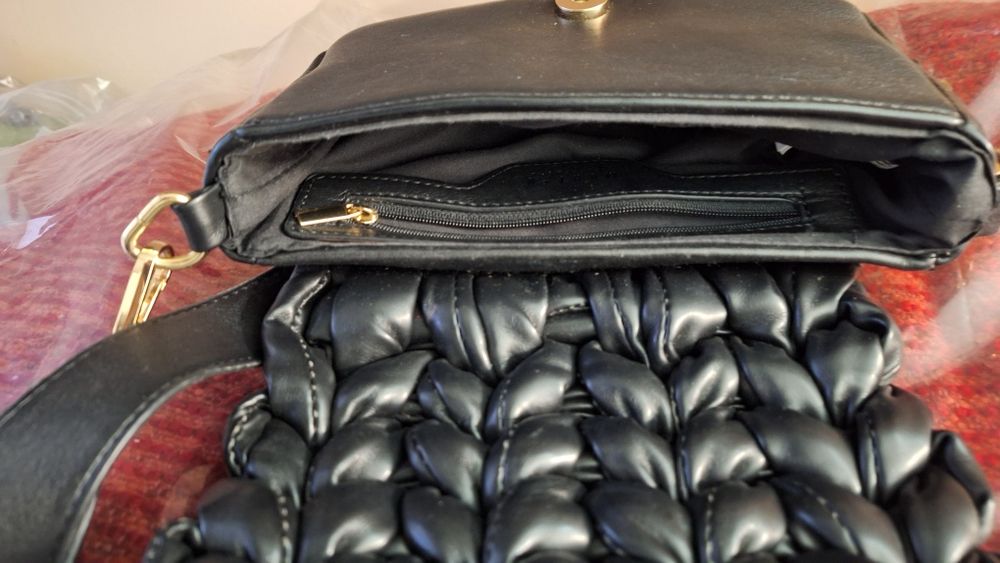 Продавам дамска чанта, черна,