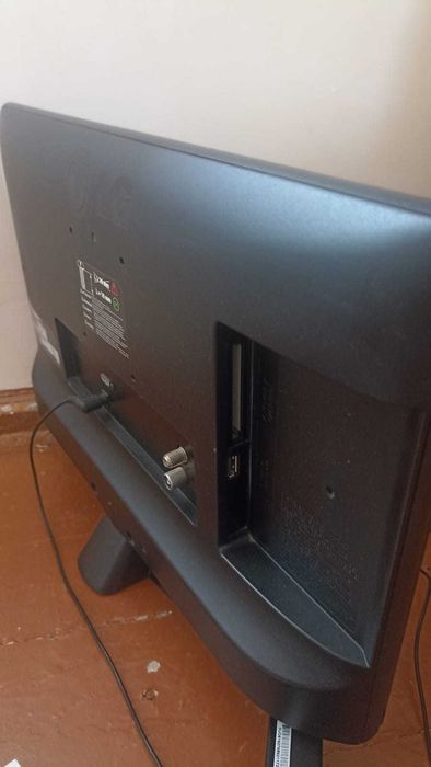 Телевизор с пульт управление на стенноотлично состояние с документами