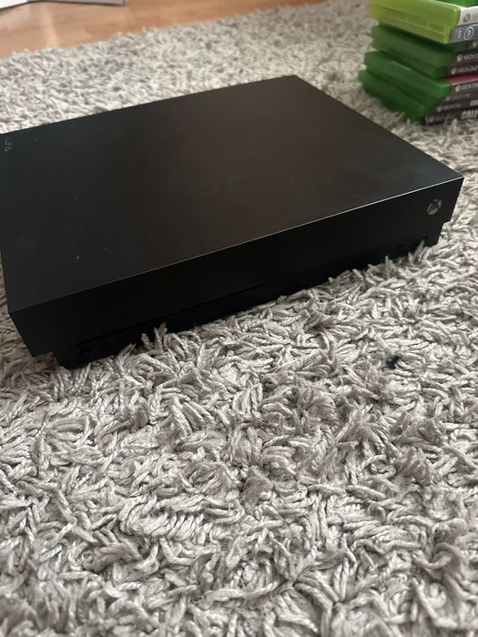 XBOX One X - 2 controllere - 11 jocuri